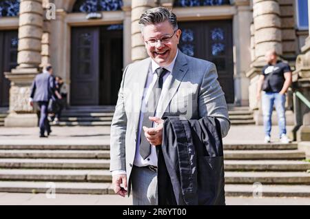 Hamburg, Deutschland. 12. Juni 2023. Tobias Ulbrich, Anwalt des Klägers im ersten landesweiten Prozess gegen BioNTech wegen angeblicher Impfschäden, geht vor dem Hamburger Landesgericht. Der Kläger behauptet, seit der Impfung an Schmerzen im Oberkörper, Schwellungen der Extremitäten, Erschöpfung, Müdigkeit und Schlafstörungen gelitten zu haben. Sie fordert Schadensersatz von mindestens 150.000 US-Dollar für Schmerzen und Leiden sowie eine Erklärung, dass das Unternehmen BioNTech für materielle Schäden haftet. Kredit: Axel Heimken/dpa/Alamy Live News Stockfoto