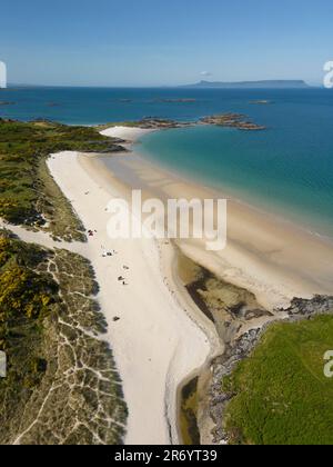 Arisaig, Schottland, Großbritannien. 4. Juni 2023 Unvergleichlicher Blick auf Camusdarach Beach in der Nähe von Arisaig in Lochaber, Schottland. Obwohl der Strand ununterbrochene Sonnenshi geniessen konnte Stockfoto