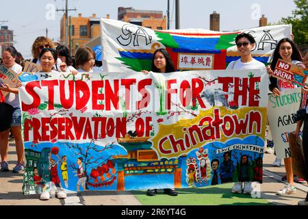 10. Juni 2023, Philadelphia. Keine Arena in Chinatown protestmarsch. Studenten-Aktivisten halten ein Banner, das Chinatown unterstützt (siehe Zusatzinformationen). Stockfoto