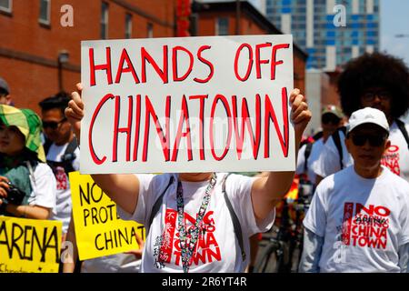 10. Juni 2023, Philadelphia. Keine Arena in Chinatown protestmarsch. Eine Frau hält ein Schild mit der Aufschrift „Hands Off Chinatown“ (siehe Add'l info). Stockfoto