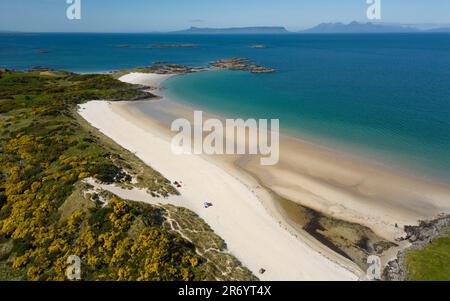 Arisaig, Schottland, Großbritannien. 4. Juni 2023 Unvergleichlicher Blick auf Camusdarach Beach in der Nähe von Arisaig in Lochaber, Schottland. Obwohl der Strand ununterbrochene Sonnenshi geniessen konnte Stockfoto