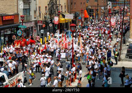 10. Juni 2023, Philadelphia. Keine Arena in Chinatown protestmarsch. Die Menschen sind gegen den Bau eines Sixers-Stadions in Chinatown (siehe Add'l Info). Stockfoto