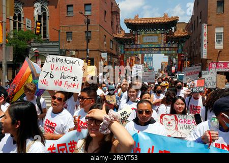 10. Juni 2023, Philadelphia. Keine Arena in Chinatown protestmarsch. Die Menschen sind gegen den Bau eines Sixers-Stadions in Chinatown (siehe Add'l Info). Stockfoto