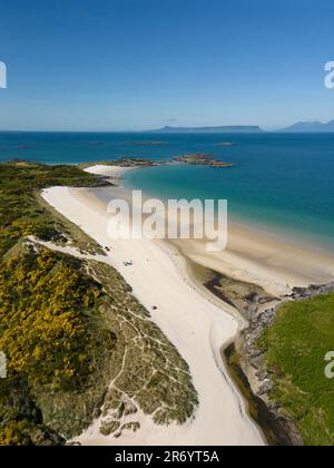 Arisaig, Schottland, Großbritannien. 4. Juni 2023 Unvergleichlicher Blick auf Camusdarach Beach in der Nähe von Arisaig in Lochaber, Schottland. Obwohl der Strand ununterbrochene Sonnenshi geniessen konnte Stockfoto