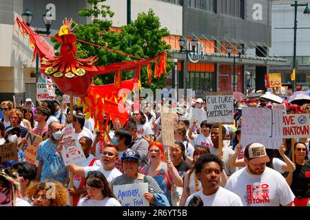 10. Juni 2023, Philadelphia. Keine Arena in Chinatown protestmarsch. Vielfältige Gruppe von Menschen mit Phoenix 众志成城 protestieren gegen das Stadion (siehe Add'l Info). Stockfoto