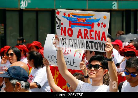 10. Juni 2023, Philadelphia. Keine Arena in Chinatown protestmarsch. Ein Mann hält ein handgemaltes Schild gegenüber einem Stadion (siehe Zusatzinformationen). Stockfoto