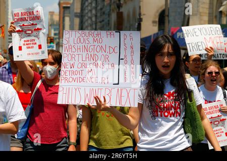 10. Juni 2023, Philadelphia. Keine Arena in Chinatown protestmarsch. Eine Frau besitzt eine Liste zerstörter Chinatowns in den USA (siehe Add'l info). Stockfoto