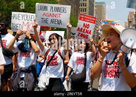 10. Juni 2023, Philadelphia. Keine Arena in Chinatown protestmarsch. Die Menschen sind gegen den Bau eines Sixers-Stadions in Chinatown (siehe Add'l Info). Stockfoto