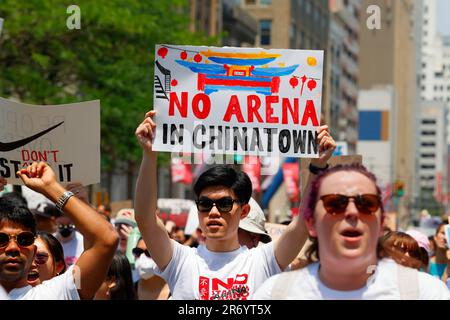 10. Juni 2023, Philadelphia. Keine Arena in Chinatown protestmarsch. Ein Mann hält ein handgemaltes Schild gegenüber einem Stadion (siehe Zusatzinformationen). Stockfoto