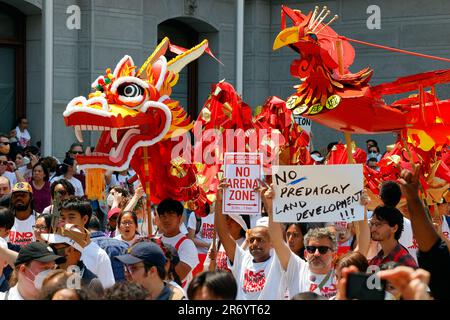 10. Juni 2023, Philadelphia. Keine Arena in Chinatown protestmarsch. Ein chinesischer Drache und Phoenix 众志成城 bei einer Rallye gegen Gentrifizierung (siehe Add'l info). Stockfoto