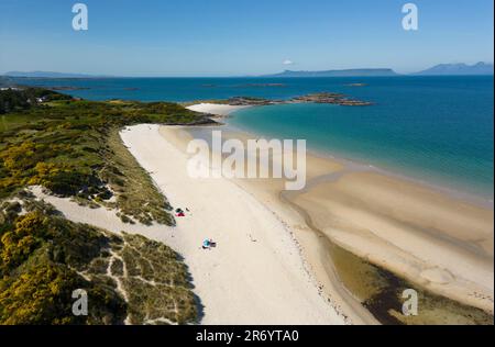 Arisaig, Schottland, Großbritannien. 4. Juni 2023 Unvergleichlicher Blick auf Camusdarach Beach in der Nähe von Arisaig in Lochaber, Schottland. Obwohl der Strand ununterbrochene Sonnenshi geniessen konnte Stockfoto