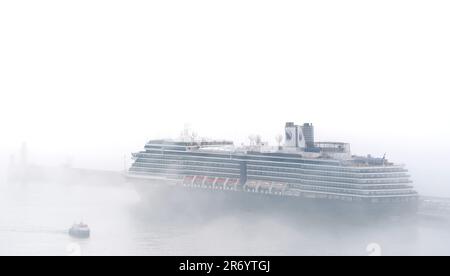 Das Kreuzfahrtschiff Zuiderdam ist von Nebel umgeben, während Sie den Hafen von Dover in Kent besuchen. Das MET-Büro hat Leitlinien herausgegeben, dass die meisten von Großbritannien diese Woche Hitzewellen-Kriterien erfüllen werden, und eine gelbe Warnung für heißes Wetter wurde von der UK Health Security Agency (UKHSA) herausgegeben. Foto: Montag, 12. Juni 2023. Stockfoto
