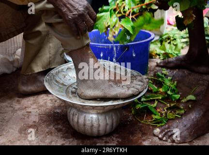 Fußwaschzeremonie in der Kirche des Heiligen Georg in Lalibela, Äthiopien während der Osterwoche. Stockfoto