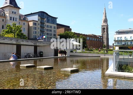 Der Glockenturm der St. Michael's Church wurde vom DLR Lexicon, Dun Laoghaire, in der Nähe von Dublin, Irland, gesehen Stockfoto