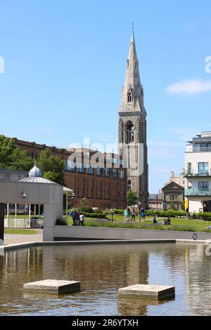 Der Glockenturm der St. Michael's Church wurde vom DLR Lexicon, Dun Laoghaire, in der Nähe von Dublin, Irland, gesehen Stockfoto