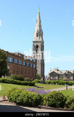 Der Glockenturm der St. Michael's Church wurde vom DLR Lexicon, Dun Laoghaire, in der Nähe von Dublin, Irland, gesehen Stockfoto