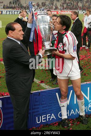 Aktenfoto vom 23. Mai 05/07 des ehemaligen italienischen Premierministers Silvio Berlusconi, der am Montag im Alter von 86 Jahren starb, hier gezeigt, wie Filippo Inzaghi (rechts) mit der Trophäe auf dem Spielfeld nach dem UEFA Champions League-Finale zwischen AC Mailand und Liverpool im Olympiastadion in Athen, Griechenland, feiert. Stockfoto