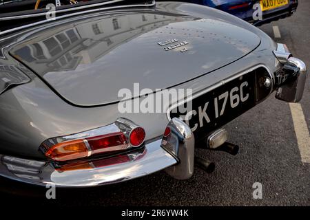 Jaguar E Type 4,2 Liter silberner Sportwagen mit 1965 ccm Hubraum. Stockfoto