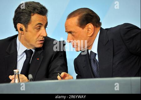 Berlin, Deutschland. 22. Februar 2009. ***DATEIFOTO*** französischer Präsident Nicolas Sarkozy, links, und italienischer Premierminister Silvio Berlusconi, rechts, Rede während einer Pressekonferenz während des Vorbereitungsgipfels des europäischen Teils der Gruppe der zwanzig (G20) im Vorfeld des G20-Gipfels in London im April über die Lage der Finanzmärkte und der Weltwirtschaft in Berlin am 22. Februar 2009. Kredit: Michal Dolezal/CTK Photo/Alamy Live News Stockfoto