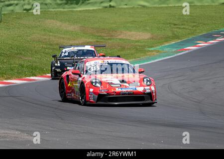 Vallelunga Circuit, Rom, Italien Juni 11 2023 - Porsche Carrera Cup Italien, Rennen 2. Simone Iaquinta (ITA) in Aktion auf der Rennstrecke im zweiten Rennen. Foto: Fabio Pagani/Alamy Live News Stockfoto