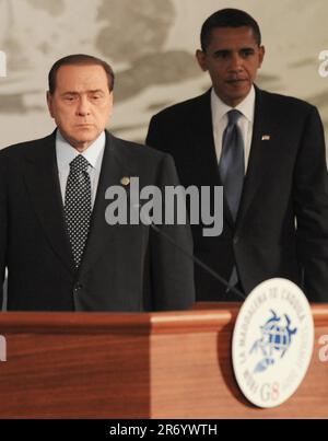 Aktenfoto vom 09. Mai 07/09 des ehemaligen italienischen Premierministers Silvio Berlusconi, der am Montag im Alter von 86 Jahren verstarb, hier mit (jetzt ehemaligem) Präsident Barack Obama vor Delegierten über die CO2-Abscheidung nach dem großen Wirtschaftsforum auf dem G8-Gipfel in L'Aquilla, Italien. Stockfoto