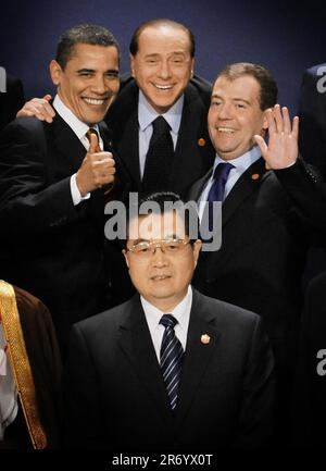Aktenfoto vom 02. Mai 04/09 des ehemaligen italienischen Ministerpräsidenten Silvio Berlusconi, der am Montag im Alter von 86 Jahren verstarb, hier zusammen mit dem (nunmehr ehemaligen) US-Präsidenten Barack Obama (links), dem (jetzt ehemaligen) russischen Präsidenten Dmitry Medwedew (rechts) und dem (jetzt ehemaligen) chinesischen Präsidenten Hu Jintao (unten) auf einem G20-Gipfel in London gezeigt. Stockfoto