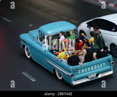 Feierlichkeiten von Songkran auf der Rama I Road in der Nähe des Siam Square in Bangkok, Thailand. Stockfoto