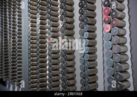 Los Angeles, Kalifornien, USA - 26. Dez. 2022: Tesla 4680-Batteriezelle, eine neue Batteriezelle ohne Lasche in einem größeren Format mit neuer Chemie, die billigere und Stockfoto