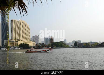 Baan Chaopraya Gebäude und die Chee Chin Khor Pagode. Bangkok, Thailand. Stockfoto