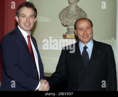 Aktenfoto vom 08. Mai 02/01 des ehemaligen italienischen Premierministers Silvio Berlusconi, der am Montag im Alter von 86 Jahren verstarb, hier gezeigt mit (jetzt ehemaligem) Premierminister Tony Blair (links), Nummer 10, Downing Street, London. Stockfoto