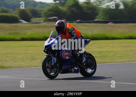 Croft Circuit, 10. Juni 2023. Ben Rheinberg fährt mit einer Yamaha 600 in einem Metzeler Newcomer-Rennen auf dem Croft Circuit. Das Ist Colin Edwards. Stockfoto