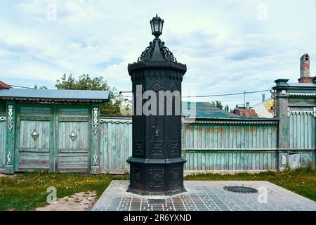 Kolomna, Russland - 30. Mai 2023: Altmodischer Standpipe auf der Straße der russischen Stadt Stockfoto