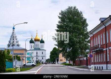 Kolomna, Russland - 30. Mai 2023: Spaziergang entlang der Straße einer alten russischen Stadt Stockfoto