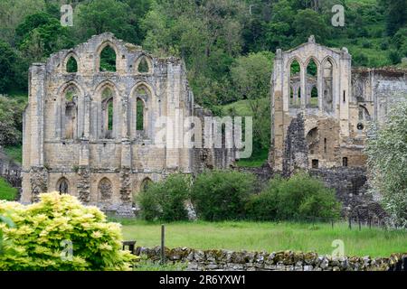 Rievaulx Abbey und Village Stockfoto