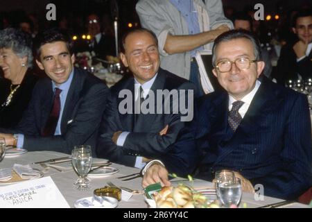 Pier Ferdinando Casini (Bologna, 3 dicembre 1955) è un politico italiano, presidente della Camera dei deputati dal 2001 al 2006. Silvio Berlusconi è un politico e imprenditore italiano. 9 settembre 1936 (età 85 anni), Milano Giulio Andreotti (Roma, 14 gennaio 1919 - Roma, 6 maggio 2013) è stato un politico, scrittore e giornalista italiano. Stockfoto