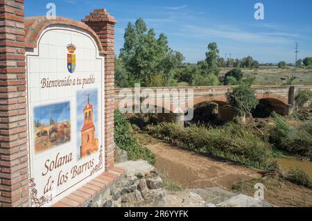 Solana de los Barros, Spanien - 29. September 2021: Willkommenstafel mit Fliesenverglasung am Dorfeingang, Solana de los Barros, Badajoz, Extremadura, Spanien Stockfoto