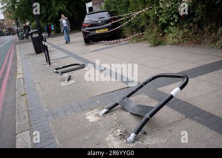 Das Polizeivideo umgibt ein zerstörtes Heckenauto, das auf dem Bürgersteig Fahrradbarrieren einschlug und das am 7. Juni 2023 in London in einer städtischen Hecke vor der Harris Academy Schule an der Peckham Road in Süd-London verbleibt. Stockfoto