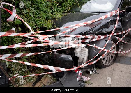 Das Polizeivideo umgibt ein zerstörtes Heckenauto, das auf dem Bürgersteig Fahrradbarrieren einschlug und das am 7. Juni 2023 in London in einer städtischen Hecke vor der Harris Academy Schule an der Peckham Road in Süd-London verbleibt. Stockfoto