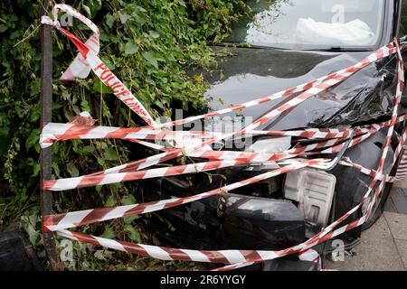 Das Polizeivideo umgibt ein zerstörtes Heckenauto, das auf dem Bürgersteig Fahrradbarrieren einschlug und das am 7. Juni 2023 in London in einer städtischen Hecke vor der Harris Academy Schule an der Peckham Road in Süd-London verbleibt. Stockfoto