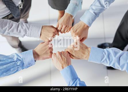 Nahaufnahme Ansicht Geschäftsleute stehen im Kreis Fäuste stoßen zeigen Einheit Stockfoto