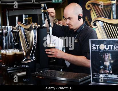 Genießen Sie ein Pint Guinness Stout in der Dachbar des Guinness Storehouse in St. James's Gate in Dublin, Irland. Stockfoto