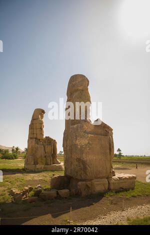 Zwillingsstatuen der Memnonkolosse in Luxor, Ägypten. Die Nekropole von Theban Stockfoto