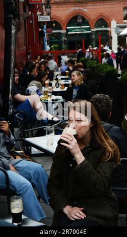 Einheimische und Touristen treffen sich im Grogans Pub in Dublin, Irland. Stockfoto