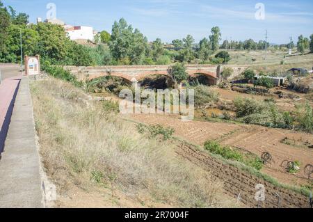 Einladende verglaste Fliesenplatte am Dorfeingang, Solana de los Barros, Badajoz, Extremadura, Spanien Stockfoto