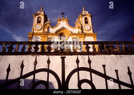 Brasiliens Kolonialstädte mit kunstvoll verzierten barocken Kirchen, riesigem Regenwald, Bergen und Architektur Stockfoto