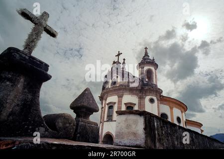 Brasiliens Kolonialstädte mit kunstvoll verzierten barocken Kirchen, riesigem Regenwald, Bergen und Architektur Stockfoto