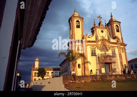 Brasiliens Kolonialstädte mit kunstvoll verzierten barocken Kirchen, riesigem Regenwald, Bergen und Architektur Stockfoto