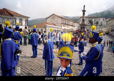 Brasiliens Kolonialstädte mit kunstvoll verzierten barocken Kirchen, riesigem Regenwald, Bergen und Architektur Stockfoto