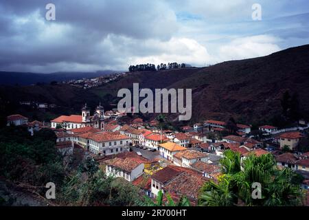 Brasiliens Kolonialstädte mit kunstvoll verzierten barocken Kirchen, riesigem Regenwald, Bergen und Architektur Stockfoto