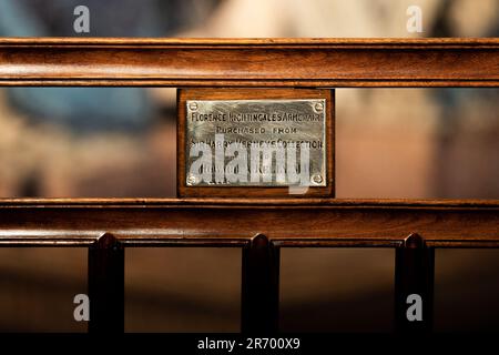 Der Rollstuhl von Florence Nightingale wird im Florence Nightingale Museum auf dem Gelände des St. Thomas' Hospital, London, nach einer erfolgreichen Spendenaktion installiert, so dass er zum ersten Mal im Vereinigten Königreich ausgestellt werden kann. Foto: Montag, 12. Juni 2023. Stockfoto